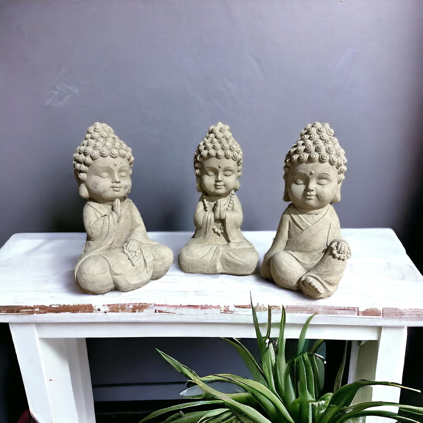 Liebenswerter Gartenmönch - Kleine Mönch-Figur für Zauberhafte Gärten (Maße H/B/T 26/12/9 cm, ca. 2,25 kg) Frostsichere Steinfigur aus Beton Sandsteinoptik