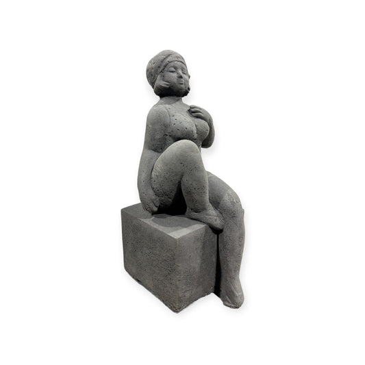 Badenixe auf einem Sockel als Steinfigur für besondere Dekoration im Garten