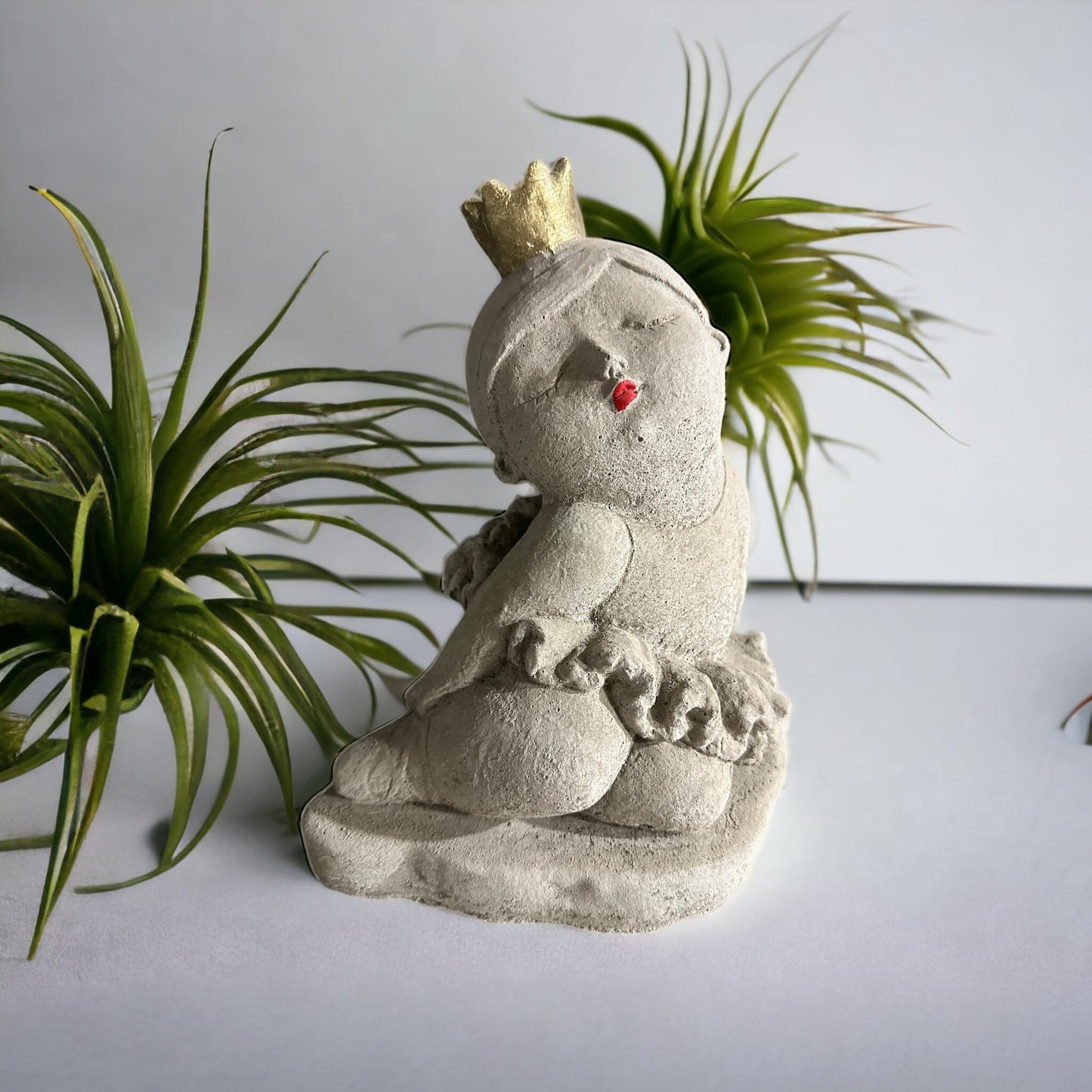 Elegante Frostbeständige Ballerina Skulptur mit Goldener Krone - Handgefertigt in Deutschland Steinfigur aus massivem Steinguss