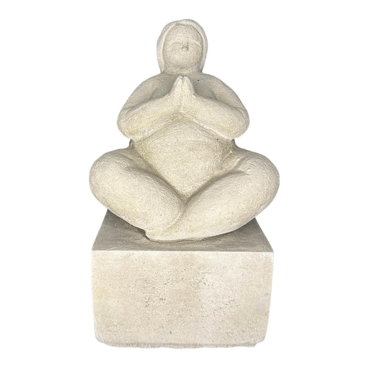 Yoga Dame Iris auf Sockel aus Steinguss, Steinfigur aus eigener Herstellung