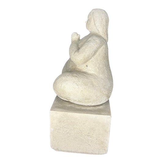 Yoga Dame Iris auf Sockel aus Steinguss, Steinfigur aus eigener Herstellung