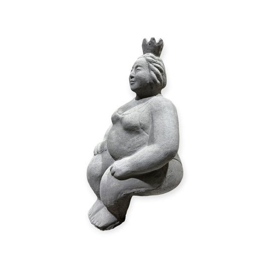 Kantenhocker - Eva auf Kante sitzend - Massiver Steinguss aus eigener Produktion in Deutschland - H/B/T 40/12/15 cm, ca. 4,4 kg