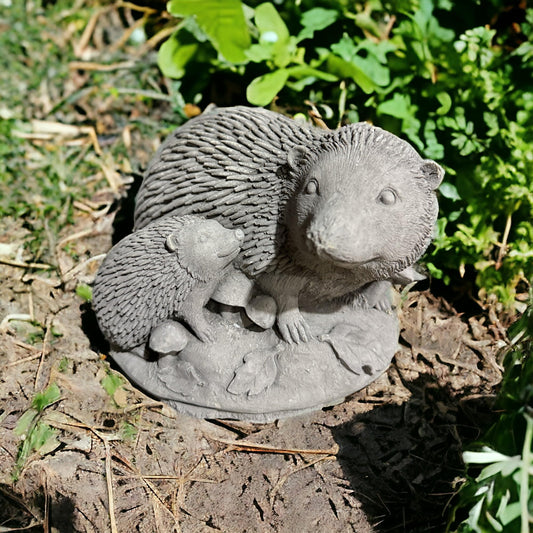 Liebevolle Igel-Familie - Steinfigur für unvergessliche Gärten (Maße: H/B/T 12/20/14 cm, ca. 3,75 kg)