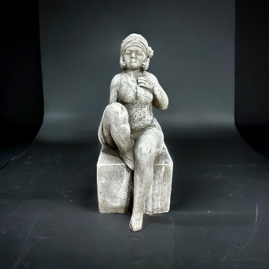 Badenixe auf einem Sockel als Steinfigur für besondere Dekoration Frostischer und Witterungsbeständig