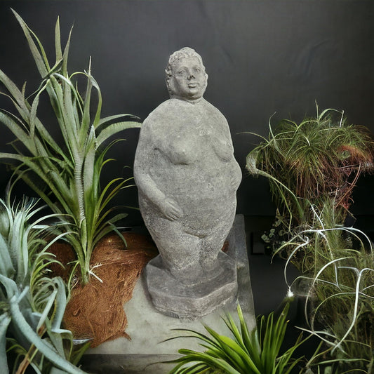 Steinfigur Dicke Dame stehend - Handarbeit aus frostsicherem Steinguss (Höhe 32cm / Breite 14cm / Tiefe 11cm)