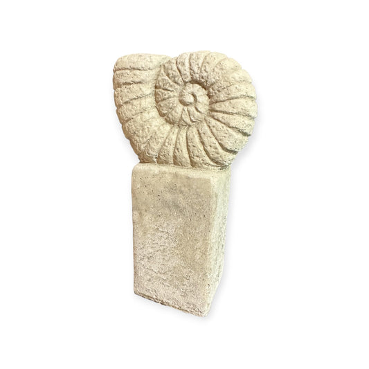 Ammonit auf Säule: Massiver Steinguss, 4kg, 27x14x9 cm, Frostsicher