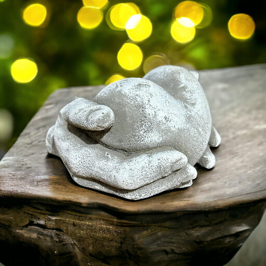 Herz in Hand Steinfigur - Handgefertigtes, Frostsicheres Betonherz aus Deutscher Produktion - 10/17/17 cm, Ca. 2,2 kg für Innen/Außenbereich