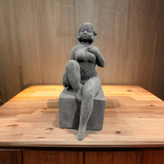 Badenixe auf einem Sockel als Steinfigur für besondere Dekoration im Garten