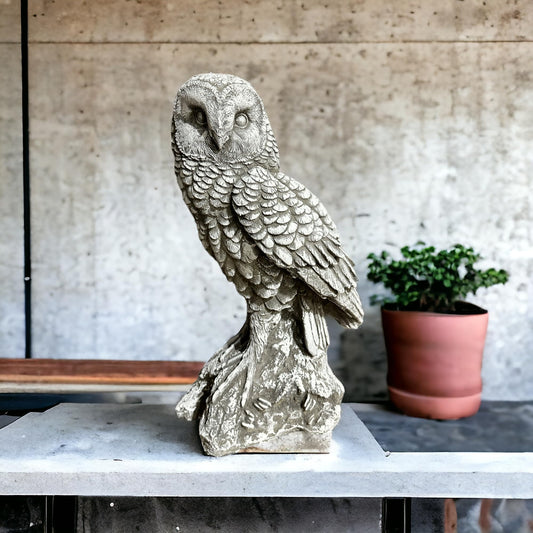 Große Steinfigur - Sitzende Eule auf Baumstamm Maße (H/B/T): 44/27/15 cm, ca. 12,5 kg schwer für Haus und Garten