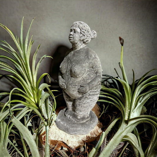Dicke Dame mit Zöpfen als Steinfigur (H/B/T: 33/14/14 cm, 5,5 kg)