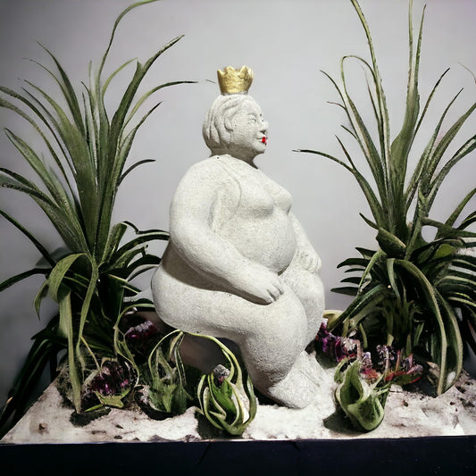 Kantenhocker - Eva auf Kante sitzend mit Goldener Krone - Massiver Steinguss aus eigener Produktion in Deutschland - H/B/T 41/12/15 cm, ca. 4,4 kg