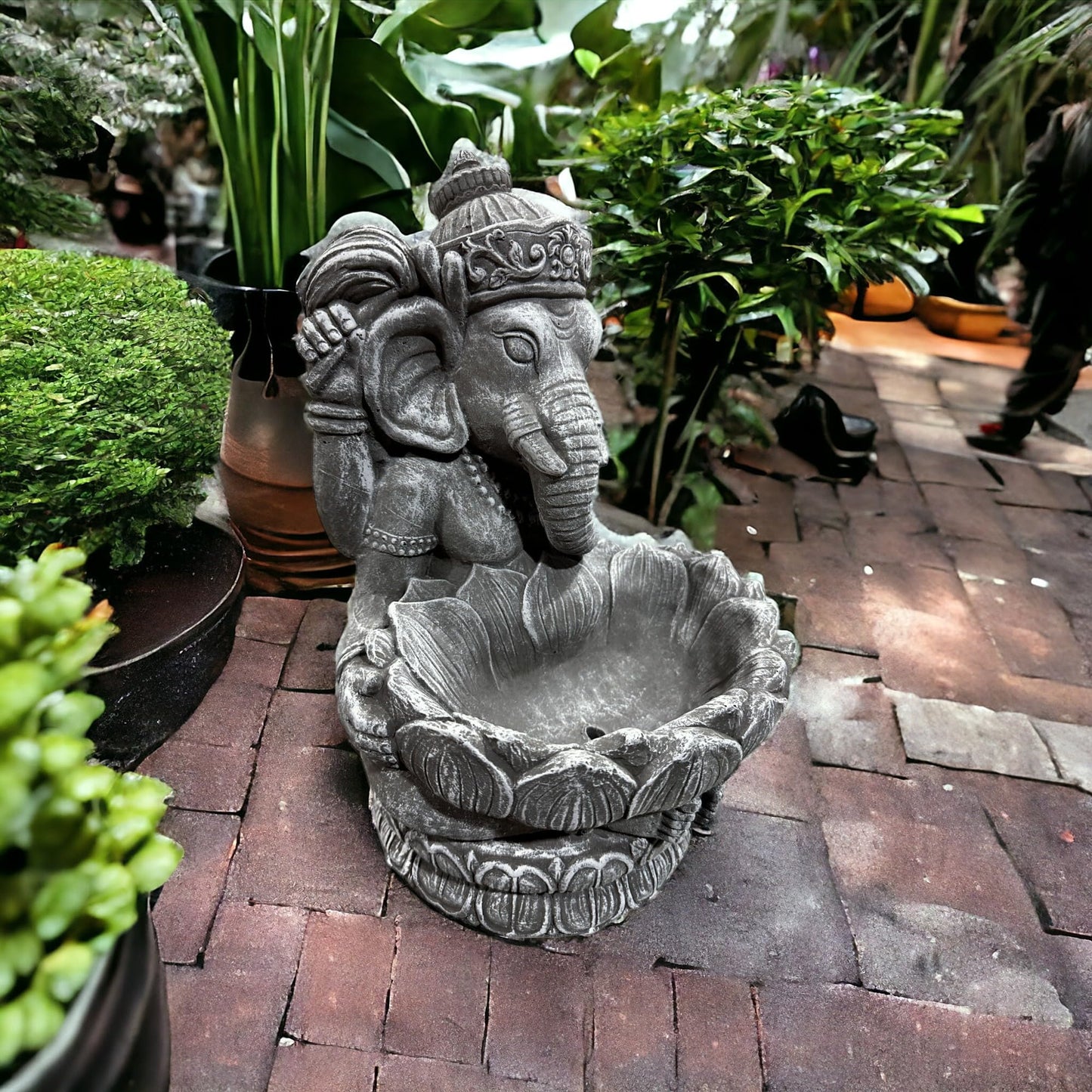 Ganesha mit Großer Lotusblüte - Pflanzbarer Steinguss für spirituelle Gärten, frostsicher