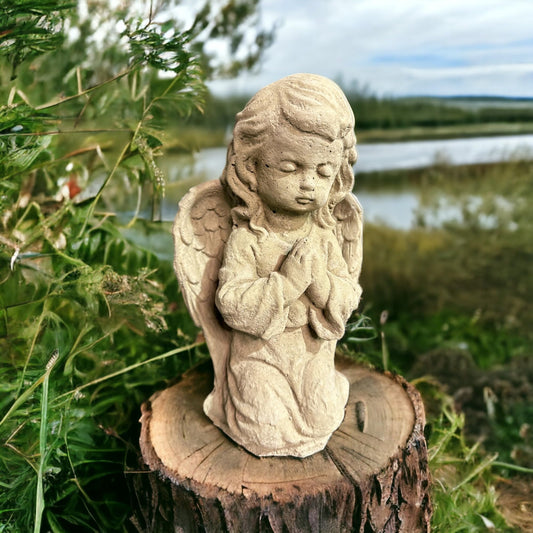 Kleiner Engel knieend - Steinfigur aus hochwertigem Steinguss (Beton)